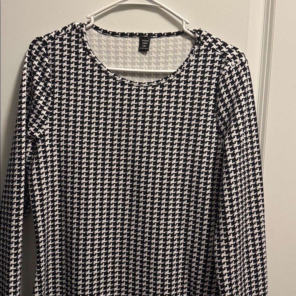 Black and White Houndstooth Long Sleeve Top